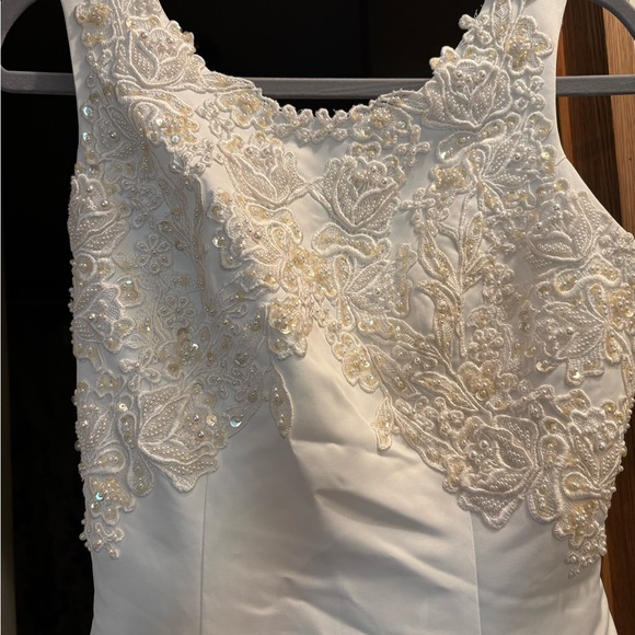 Elegant Satin White Lace Wedding Dress with an attachable train. size 8 - Picture 10 of 11